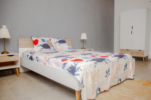 1 dormitorio con 1 cama con colcha de flores en 3 bedrooms villa with private pool terrace and wifi at Antisiranana 5 km away from the beach, en Antsiakambony