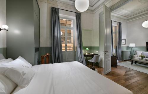 雅典的住宿－Exquisite Athens Apartment | 1 Bedroom | Apartment Metalicana | Balcony | Athinaidos，卧室设有一张白色大床和一扇窗户。