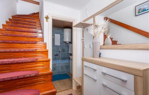 ein Badezimmer mit einer Holztreppe und einem Duschbad in der Unterkunft Gorgeous Home In Krasica With House Sea View in Krasica