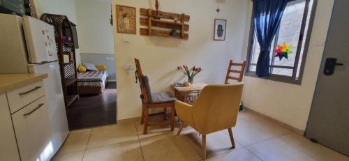 - une cuisine et une salle à manger avec une table et des chaises dans l'établissement אור בתבור, אירוח בכפר תבור., à Kefar Tavor
