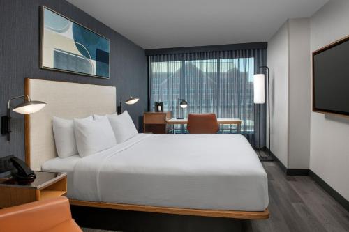 une chambre d'hôtel avec un lit et une télévision dans l'établissement Courtyard by Marriott Washington, DC Dupont Circle, à Washington