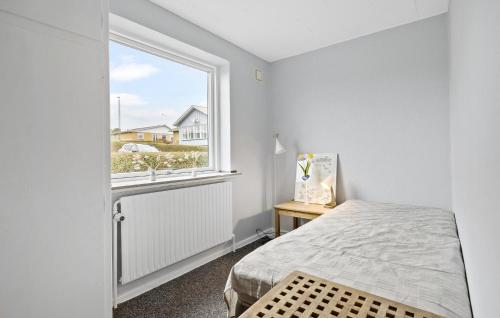 En eller flere senge i et værelse på Stunning Home In Svaneke With Kitchen
