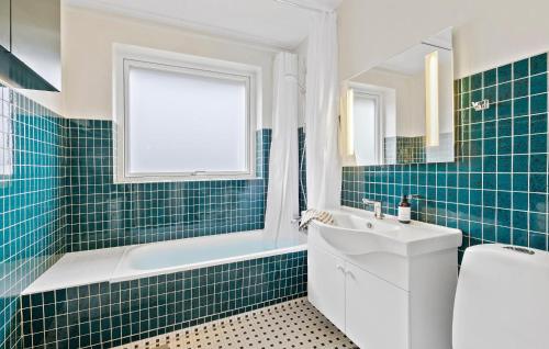 Et badeværelse på Stunning Home In Svaneke With Kitchen