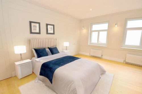 Ένα ή περισσότερα κρεβάτια σε δωμάτιο στο Stylish 3 Bedrooms