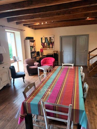 - un salon avec une grande table au milieu dans l'établissement La Yourte de la Mariotte, à Montredon