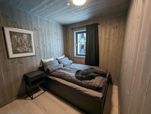 a bedroom with a bed and a window at Ski in/out Appartment Hemsedal in Kyrkjebøen