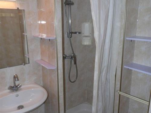 une salle de bain avec douche et lavabo dans l'établissement Appartement T2 cabine avec terrasse, proche plage, parking privé, pour 4 personnes. - FR-1-326-547, à Le Castellas