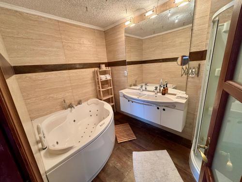 un baño con bañera y lavabo en Felix Villa, en Nyíregyháza
