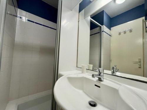 une salle de bain avec un lavabo, un miroir et une douche dans l'établissement Quiberon : 3 pièces, 5 pers, piscine, près plage, garage, animaux ok, terrasse/jardin - FR-1-478-85, à Quiberon