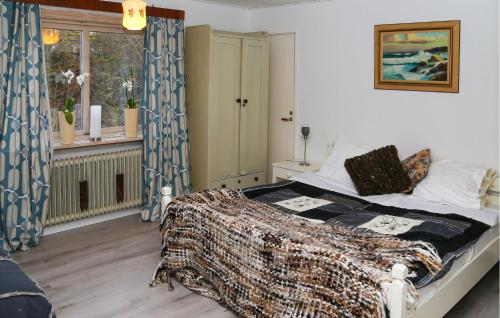 Schlafzimmer mit einem Bett und einem Fenster in der Unterkunft Awesome Home In Hyltebruk With Wifi in Hyltebruk