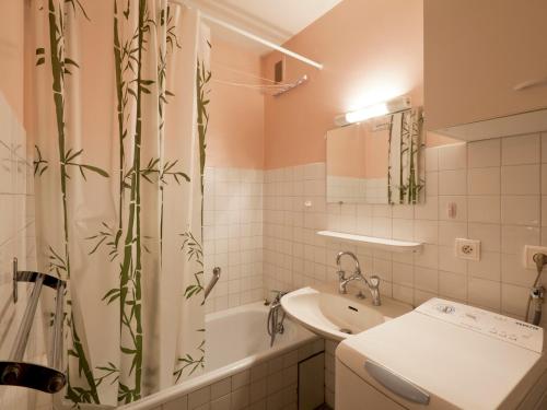 une salle de bain avec un lavabo et un rideau de douche dans l'établissement Studio 5 pers, centre Brides-les-Bains, balcon, proche thermes et télécabine - FR-1-512-19, à Brides-les-Bains