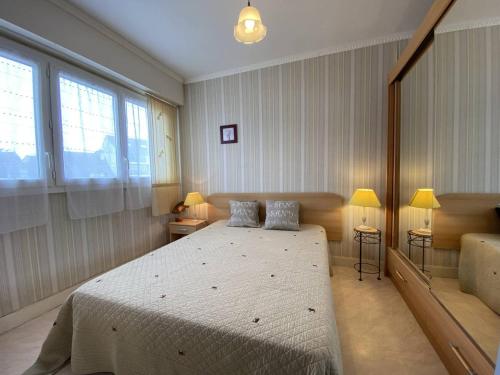 une chambre avec un grand lit et deux lampes dans l'établissement Appartement 4 pers au centre de Trégastel, proche plages et commerces - FR-1-368-220, à Trégastel