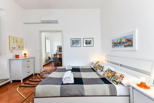 ein Schlafzimmer mit einem großen Bett in einem Zimmer in der Unterkunft Monti Deluxe - Terrace Spectacular View in Rom