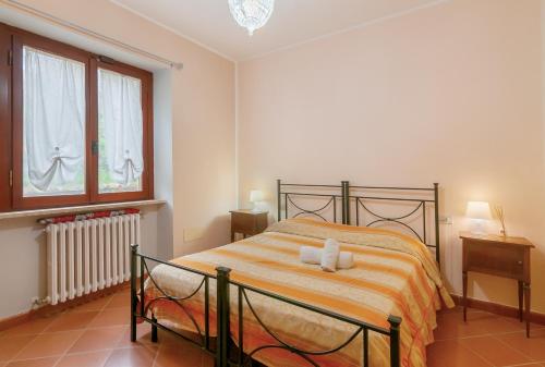 1 dormitorio con 1 cama con 2 toallas en Appartamento La Chiocciola, en Pian di Scò