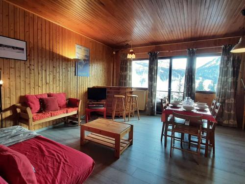 un salon avec un canapé et une table dans l'établissement Appartement 3 pièces pour 6 au ski avec parking à Montgenèvre - FR-1-330D-13, à Montgenèvre