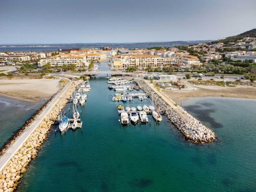 une vue aérienne d'une marina avec des bateaux dans l'eau dans l'établissement T2 30m² avec Loggia et Vue, Parking Privé - FR-1-472-133, à Sète