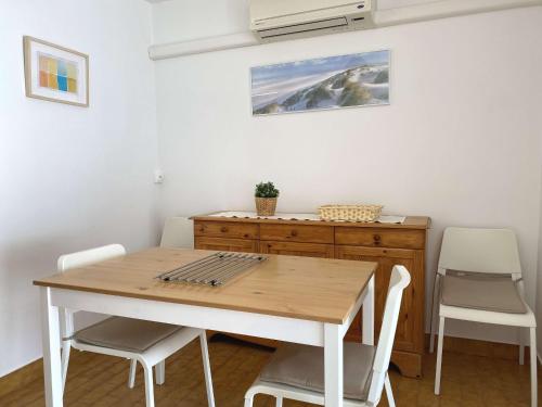 Photo de la galerie de l'établissement Grand T1 climatisé avec garage privatif proche des Thermes - Terrasse ensoleillée - FR-1-553-52, à Balaruc-les-Bains