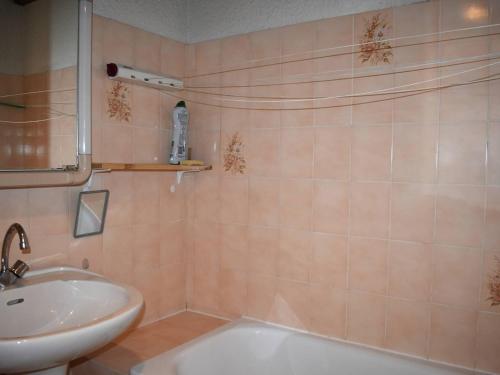 une salle de bain avec un lavabo et une baignoire dans l'établissement Studio cabine mezzanine avec box voiture et parking, ascenseur panoramique - FR-1-580-26, à Font-Romeu-Odeillo-Via