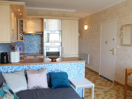 un salon avec un canapé et une cuisine dans l'établissement Port-la-Nouvelle - Appartement traversant 6 couchages avec balcons, parking et proche plage - FR-1-229C-47, à Port-la-Nouvelle