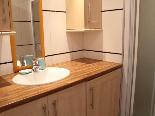 un comptoir de salle de bain avec un lavabo et un miroir dans l'établissement Port-la-Nouvelle - Appartement traversant 6 couchages avec balcons, parking et proche plage - FR-1-229C-47, à Port-la-Nouvelle