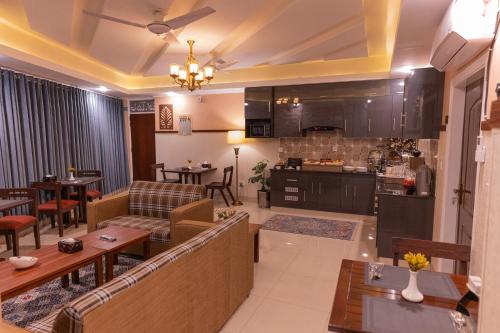 sala de estar con sofá y cocina en The nexus Hotel Apartments, en Peshawar