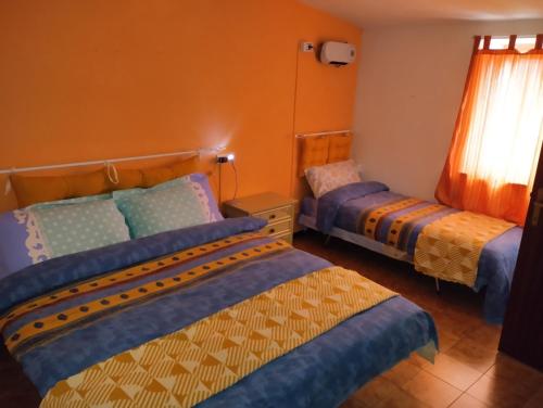 1 dormitorio con 2 camas y ventana en Casetta del borgo, en Montelaterone