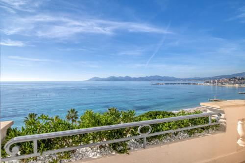 une vue sur l'océan depuis un balcon dans l'établissement Le Palace Miramar, à Cannes