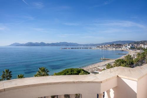 une vue sur l'océan depuis le balcon d'un immeuble dans l'établissement Le Palace Miramar, à Cannes