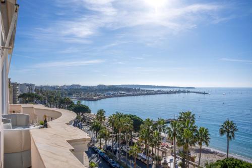 une vue sur l'océan depuis un immeuble dans l'établissement Le Palace Miramar, à Cannes