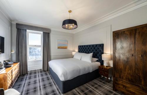 ein Schlafzimmer mit einem Bett, einer Kommode und einem Fenster in der Unterkunft Udny Arms Hotel in Newburgh
