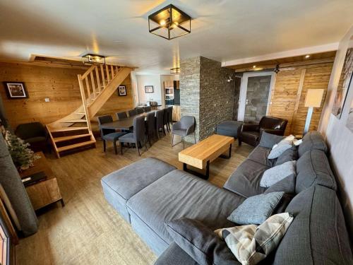 Photo de la galerie de l'établissement Duplex rénové à Val Thorens - 12 pers, 4 chambres, garage, proche pistes et commerces - FR-1-637-40, à Val Thorens