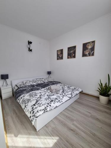 - une chambre blanche avec un lit dans l'établissement Apartament Korzenioskiego 7/2, à Przemyśl