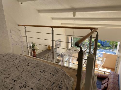 une chambre avec un lit et un balcon dans l'établissement T1 Mezzanine à 10 min des Thermes avec Garage et Wifi - FR-1-553-187, à Balaruc-les-Bains