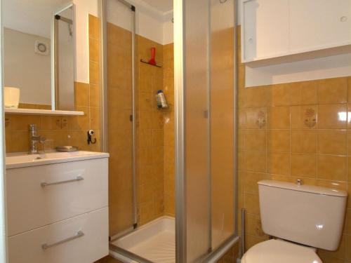 une salle de bain avec une douche, des toilettes et un lavabo dans l'établissement T1 Mezzanine à 10 min des Thermes avec Garage et Wifi - FR-1-553-187, à Balaruc-les-Bains