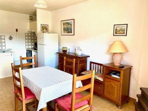 une cuisine avec une table et un réfrigérateur dans l'établissement Appartement F2 avec balcon à Amélie-les-Bains - 2 couchages, animaux acceptés, bien équipé - FR-1-703-64, à Amélie-les-Bains-Palalda