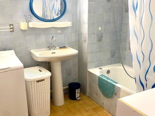Kúpeľňa v ubytovaní Appartement F2 avec balcon à Amélie-les-Bains - 2 couchages, animaux acceptés, bien équipé - FR-1-703-64