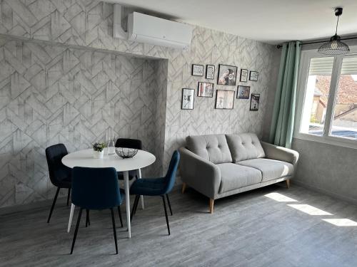 un salon avec un canapé et une table dans l'établissement Le Saint Christophe, à Châteauroux