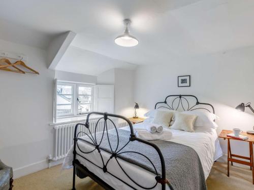um quarto com uma cama e uma janela em 2 Bed in Dulverton 47152 em East Anstey