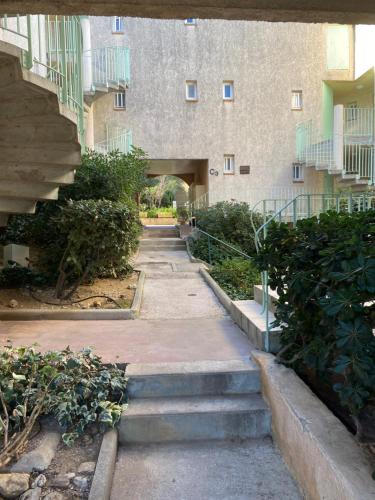 un groupe d'escaliers devant un bâtiment dans l'établissement Appartement Colline de Tarmaris, à La Seyne-sur-Mer