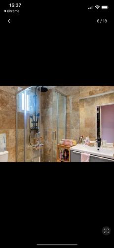 une salle de bain avec une douche, un lavabo et un comptoir dans l'établissement Appartement Colline de Tarmaris, à La Seyne-sur-Mer