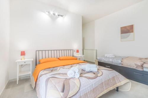ein Schlafzimmer mit einem Bett mit Handtüchern darauf in der Unterkunft Mutina Design Suite - City life & Hesperia Hospital in Modena