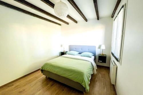 1 dormitorio con 1 cama en una habitación blanca en Sun and comfort near the park, en Les Angles