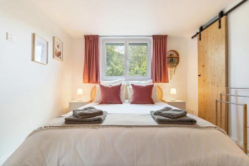 una camera da letto con un letto e asciugamani di Retraite Bohème - Projecteur, Netflix, Lac Proche a Estavayer-le-Lac