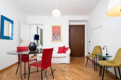 ローマにあるCorso Vittorio Apartmentsのリビングルーム(テーブル、ソファ付)