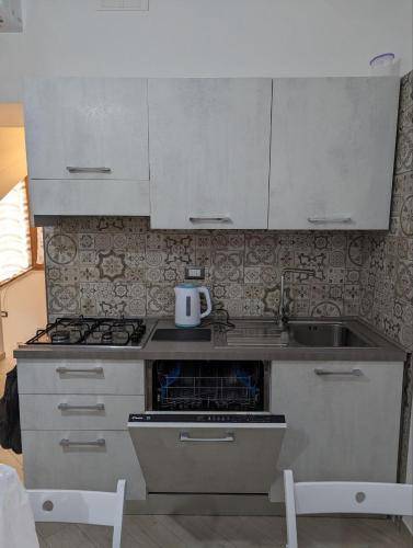 Η κουζίνα ή μικρή κουζίνα στο Casa nel borgo della tranquillità