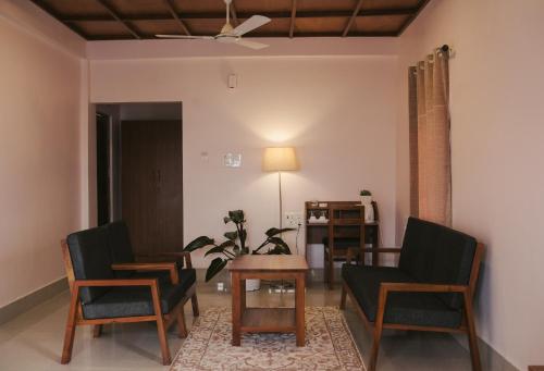 sala de estar con sillas y mesa en The Wolorim Manor, en Ukhrul