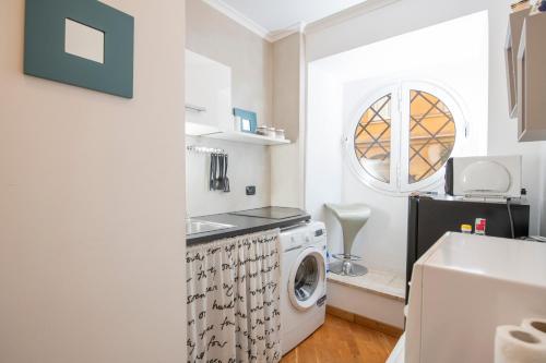 een keuken met een wasmachine en een raam bij Corso Vittorio Apartments in Rome