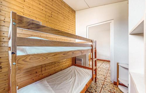 Ένα ή περισσότερα κρεβάτια σε δωμάτιο στο Stunning Home In Saint-Savinien