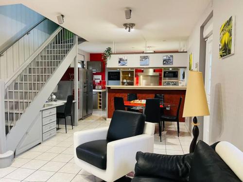 un salon avec un canapé et une cuisine dans l'établissement Maison tout confort proche Center Sully La menuis, à Sully-sur-Loire