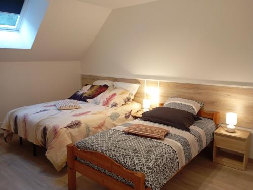 2 nebeneinander sitzende Betten in einem Schlafzimmer in der Unterkunft Gîte Saint-Benoît-sur-Loire, 3 pièces, 6 personnes - FR-1-590-426 in Saint-Benoît-sur-Loire